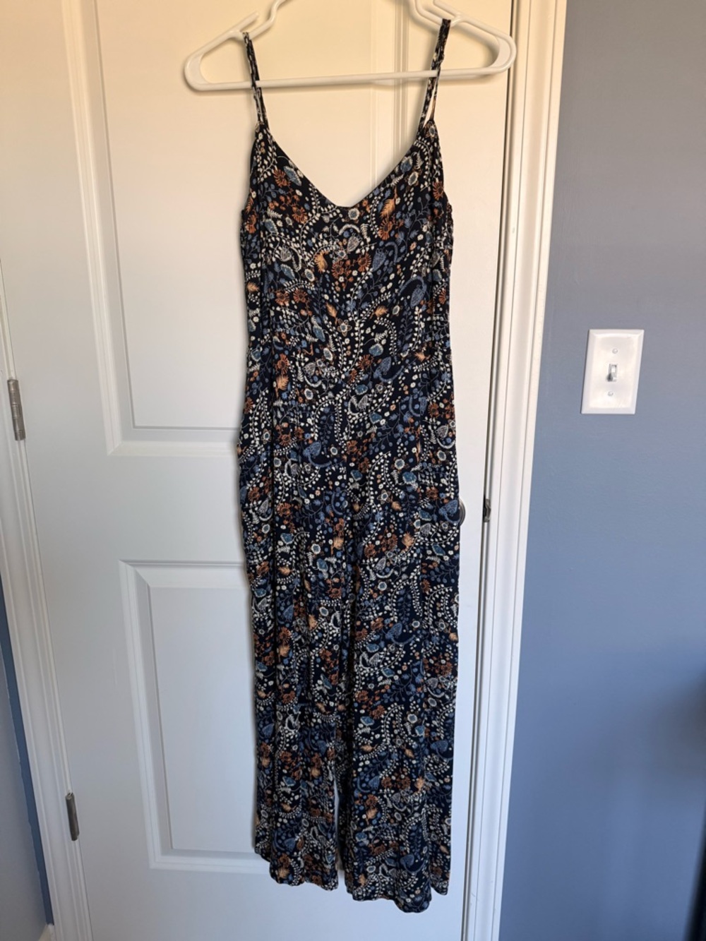 Excellent/Like New!! 
Roan & Ryan Women’s Navy Floral Wide-Leg Jumpsuit